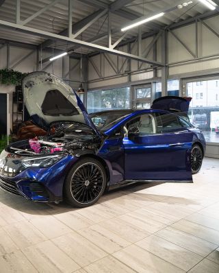 Dorazil k nám nádherný Mercedes EQE, který prošel kompletní proměnou – z původní černé jsme ho celý obalili do modrého...