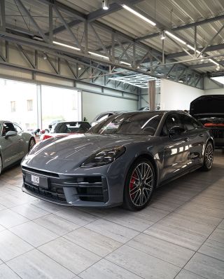 Porsche Panamera 4S E-hybrid. Byla u nás na celopolepu a musíme říct, že nás to auto moc bavilo. Moc si vážíme toho, že k...