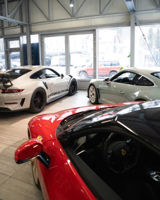 Poslední dny tu máme na hale opravdu krásná auta. Co si myslíte o tomhle složení?✨😍 📲 www.muzicek.com